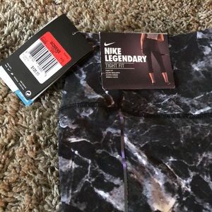 Nike Legendary Tight Fit 3/4 crop Leggings